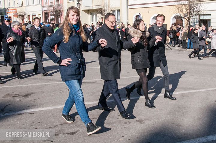 Polonez w wykonaniu uczniów, rodziców, nauczycieli i samorządowców