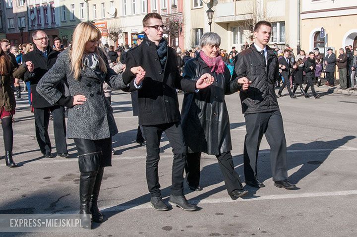 Polonez w wykonaniu uczniów, rodziców, nauczycieli i samorządowców