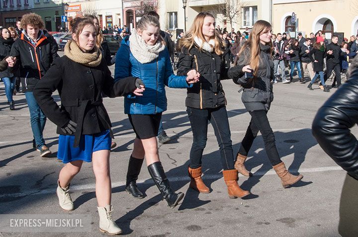 Polonez w wykonaniu uczniów, rodziców, nauczycieli i samorządowców