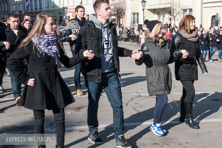 Polonez w wykonaniu uczniów, rodziców, nauczycieli i samorządowców