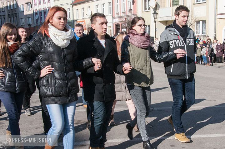 Polonez w wykonaniu uczniów, rodziców, nauczycieli i samorządowców