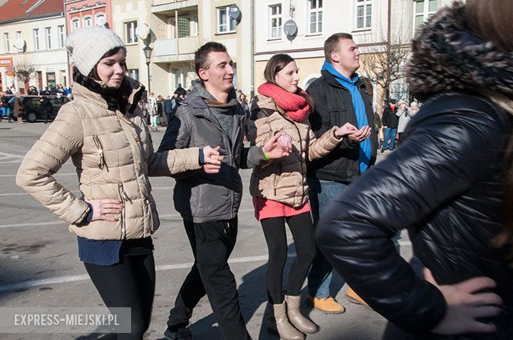 Polonez w wykonaniu uczniów, rodziców, nauczycieli i samorządowców