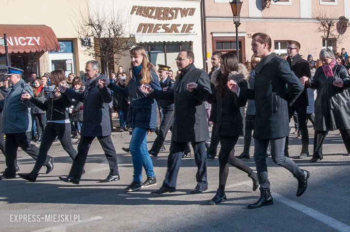 Polonez w wykonaniu uczniów, rodziców, nauczycieli i samorządowców