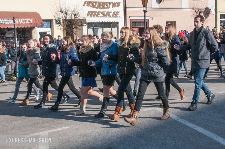 Polonez w wykonaniu uczniów, rodziców, nauczycieli i samorządowców