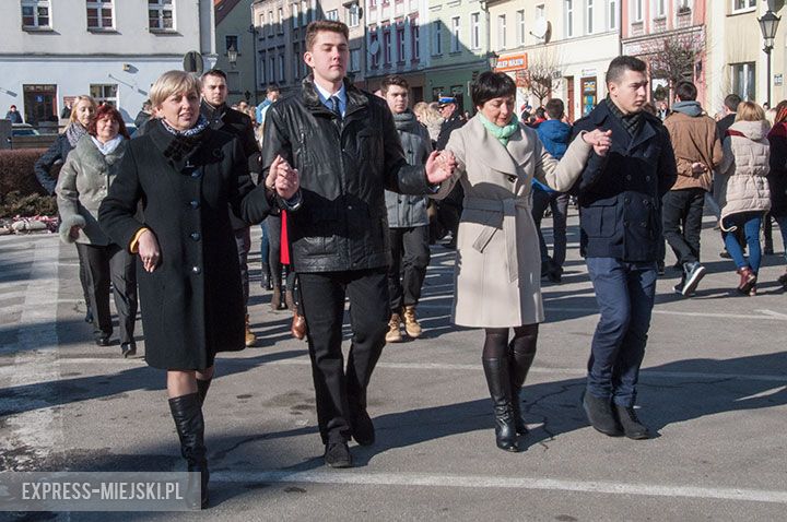 Polonez w wykonaniu uczniów, rodziców, nauczycieli i samorządowców