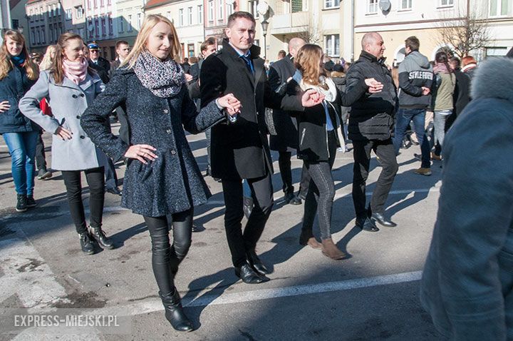 Polonez w wykonaniu uczniów, rodziców, nauczycieli i samorządowców