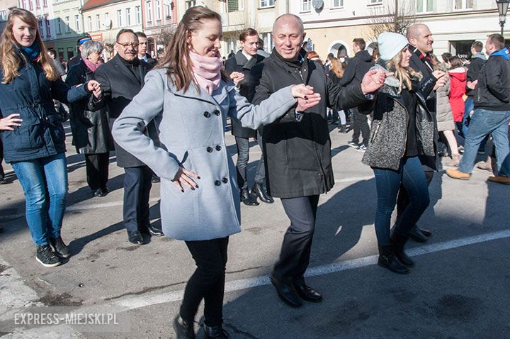 Polonez w wykonaniu uczniów, rodziców, nauczycieli i samorządowców