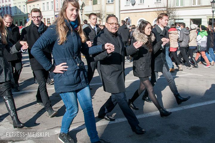 Polonez w wykonaniu uczniów, rodziców, nauczycieli i samorządowców