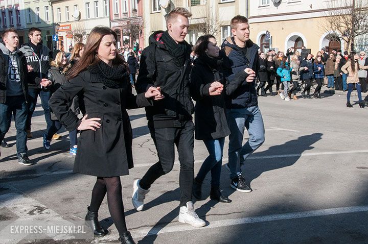Polonez w wykonaniu uczniów, rodziców, nauczycieli i samorządowców