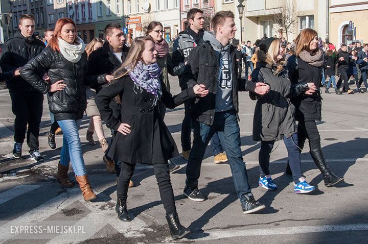 Polonez w wykonaniu uczniów, rodziców, nauczycieli i samorządowców