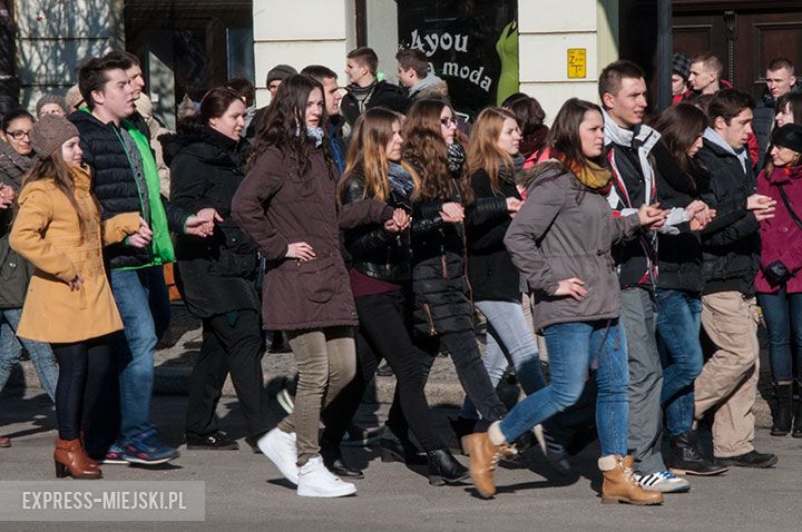 Polonez w wykonaniu uczniów, rodziców, nauczycieli i samorządowców