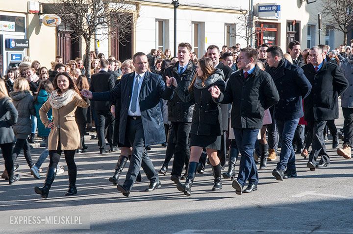 Polonez w wykonaniu uczniów, rodziców, nauczycieli i samorządowców