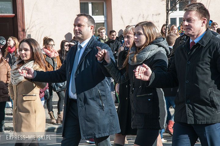 Polonez w wykonaniu uczniów, rodziców, nauczycieli i samorządowców