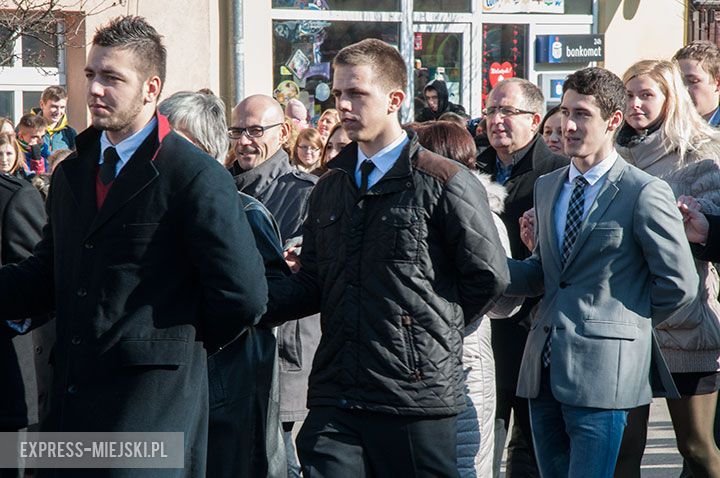 Polonez w wykonaniu uczniów, rodziców, nauczycieli i samorządowców