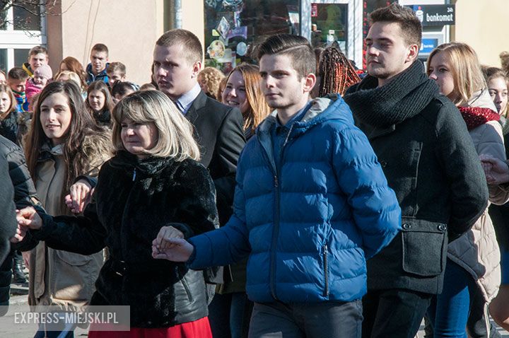 Polonez w wykonaniu uczniów, rodziców, nauczycieli i samorządowców