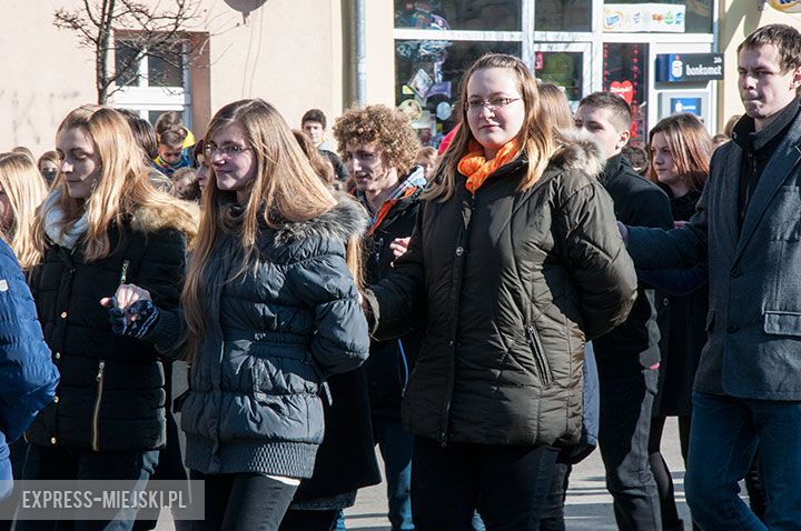 Polonez w wykonaniu uczniów, rodziców, nauczycieli i samorządowców