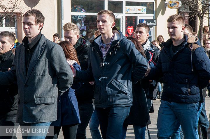 Polonez w wykonaniu uczniów, rodziców, nauczycieli i samorządowców