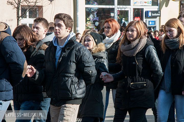 Polonez w wykonaniu uczniów, rodziców, nauczycieli i samorządowców