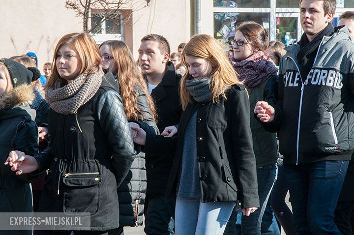 Polonez w wykonaniu uczniów, rodziców, nauczycieli i samorządowców