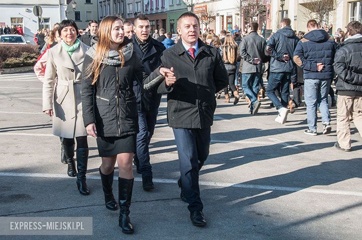 Polonez w wykonaniu uczniów, rodziców, nauczycieli i samorządowców
