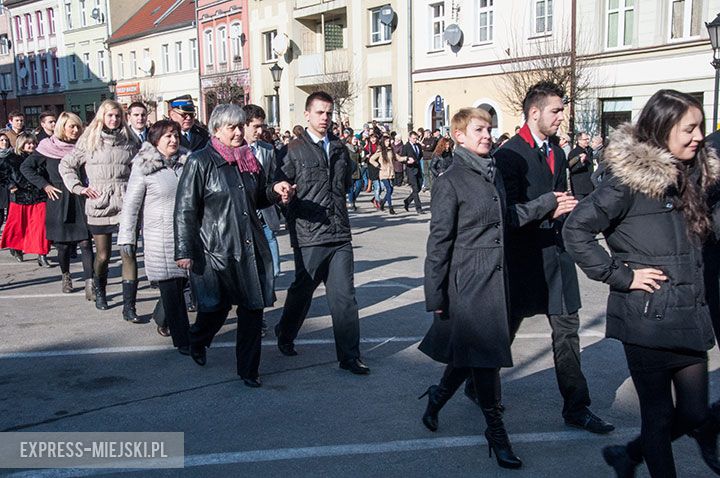 Polonez w wykonaniu uczniów, rodziców, nauczycieli i samorządowców
