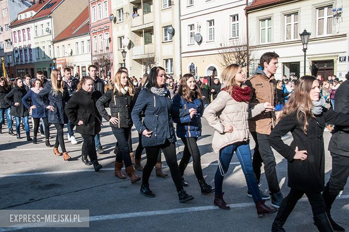 Polonez w wykonaniu uczniów, rodziców, nauczycieli i samorządowców