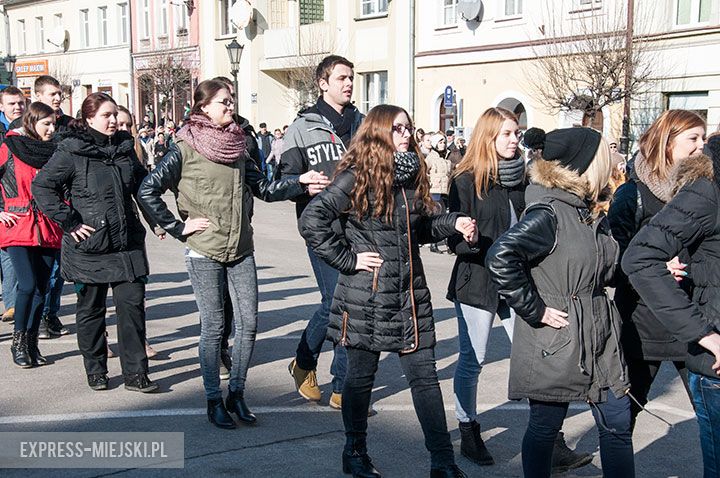 Polonez w wykonaniu uczniów, rodziców, nauczycieli i samorządowców