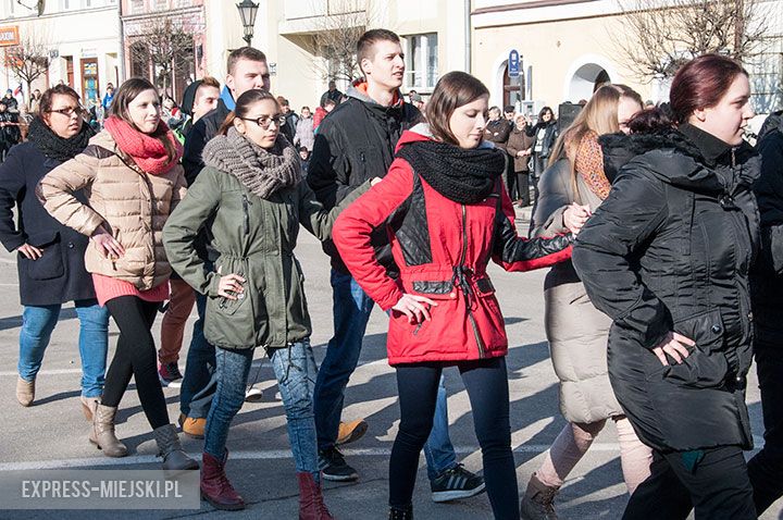 Polonez w wykonaniu uczniów, rodziców, nauczycieli i samorządowców