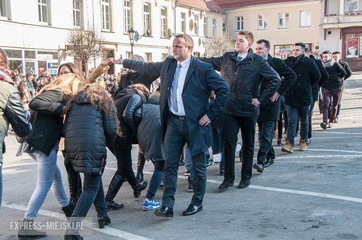 Polonez w wykonaniu uczniów, rodziców, nauczycieli i samorządowców