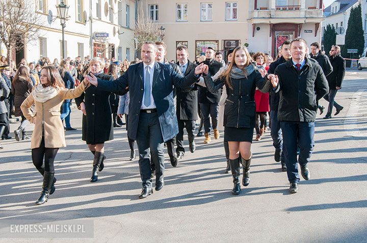 Polonez w wykonaniu uczniów, rodziców, nauczycieli i samorządowców