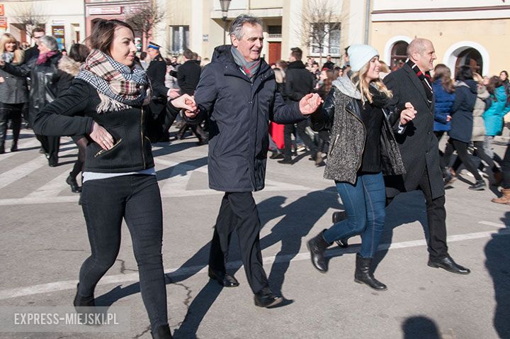 Polonez w wykonaniu uczniów, rodziców, nauczycieli i samorządowców