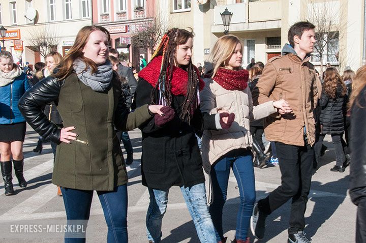 Polonez w wykonaniu uczniów, rodziców, nauczycieli i samorządowców