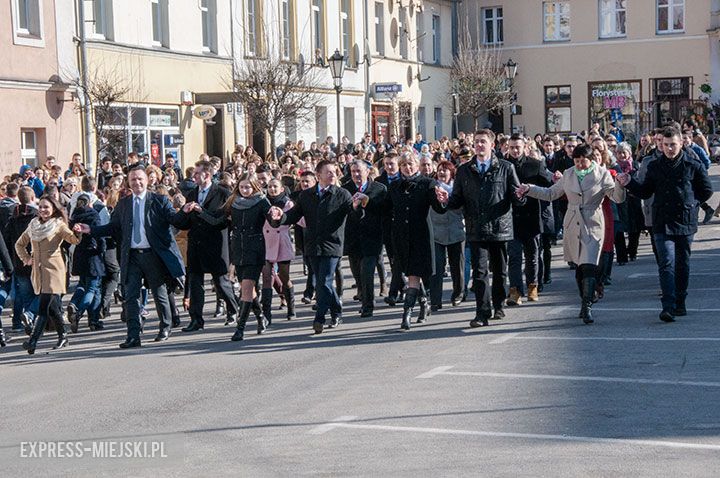 Polonez w wykonaniu uczniów, rodziców, nauczycieli i samorządowców