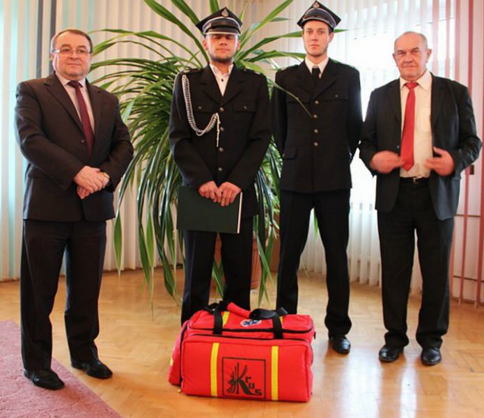 Przekazanie torby strażakom