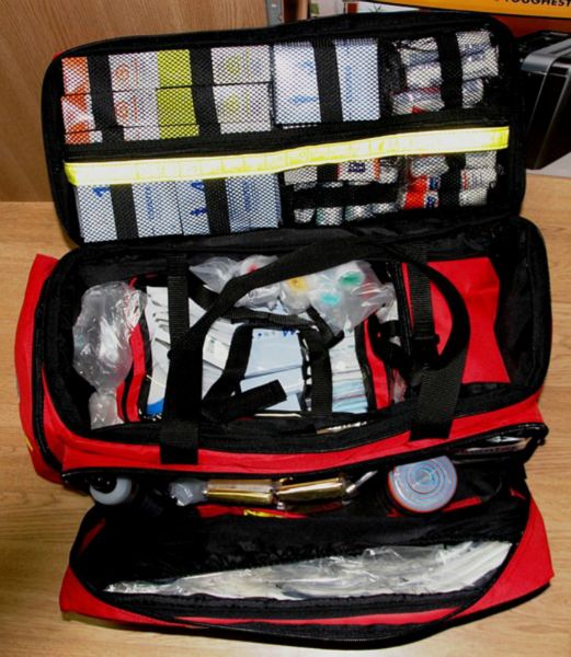 Przekazanie torby strażakom