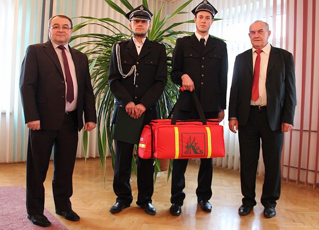 Przekazanie torby strażakom