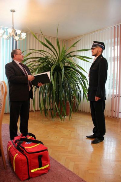 Przekazanie torby strażakom