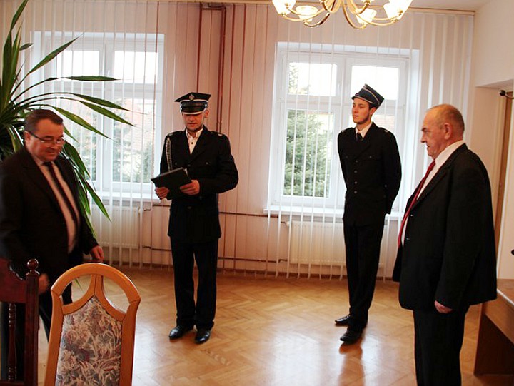 Przekazanie torby strażakom