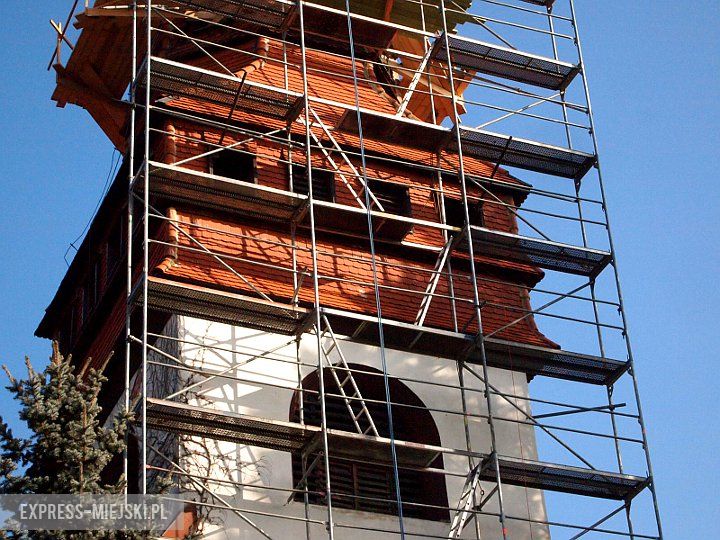 Ekipa remontowa zabezpiecza dach
