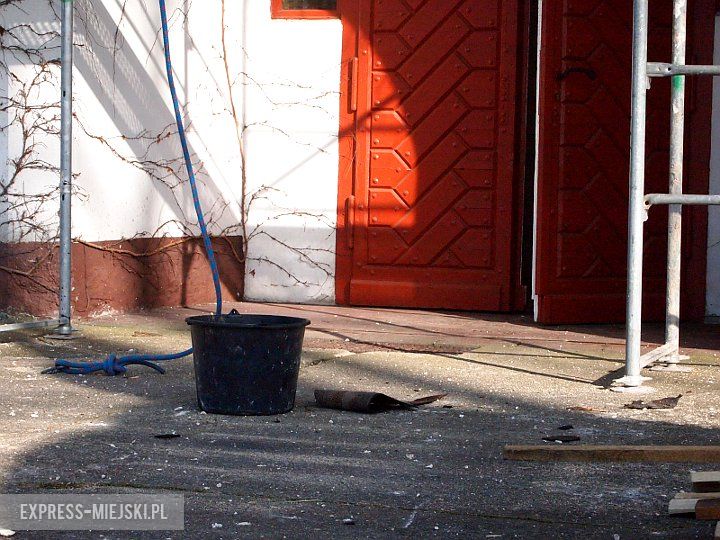 Ekipa remontowa zabezpiecza dach