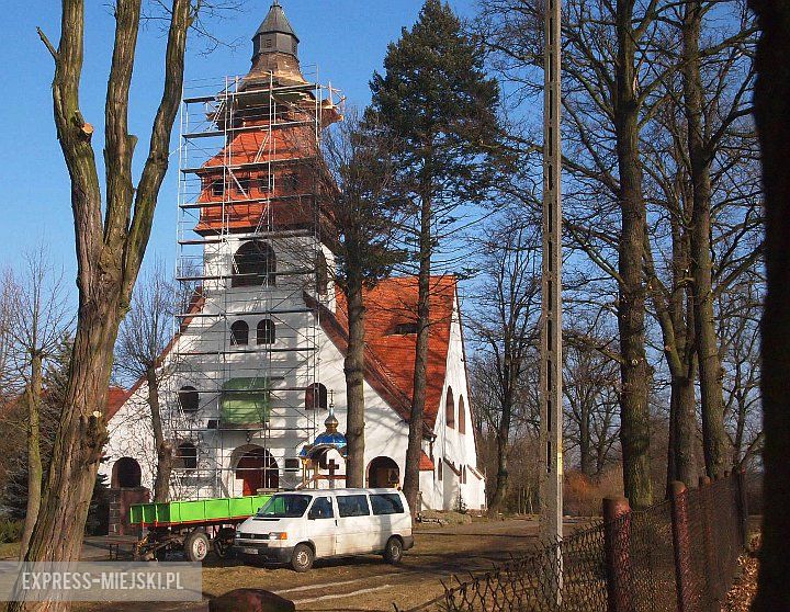 Ekipa remontowa zabezpiecza dach