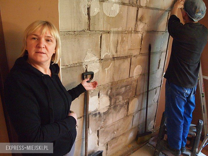 Mariola Tymko pokazuje straty po pożarze