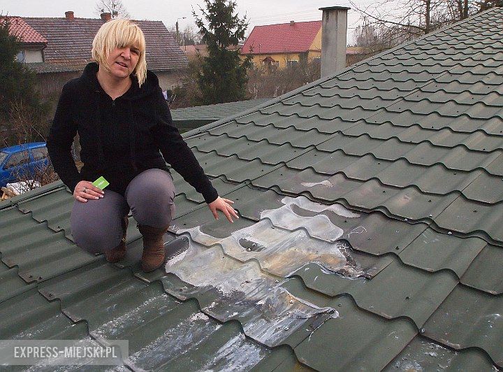 Mariola Tymko pokazuje straty po pożarze