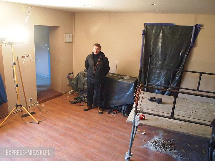 Mariola Tymko pokazuje straty po pożarze