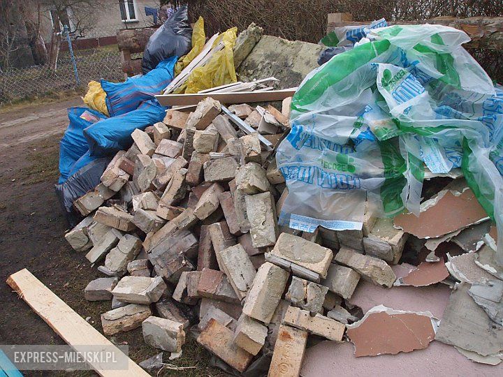 Mariola Tymko pokazuje straty po pożarze