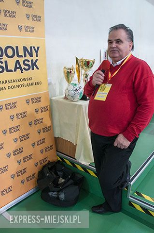 Pierwszy dzień zmagań samorządowców w halowej piłce nożnej