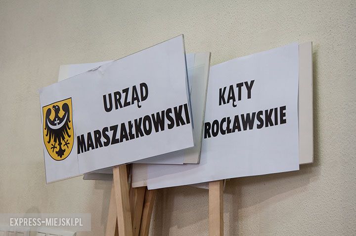 Pierwszy dzień zmagań samorządowców w halowej piłce nożnej