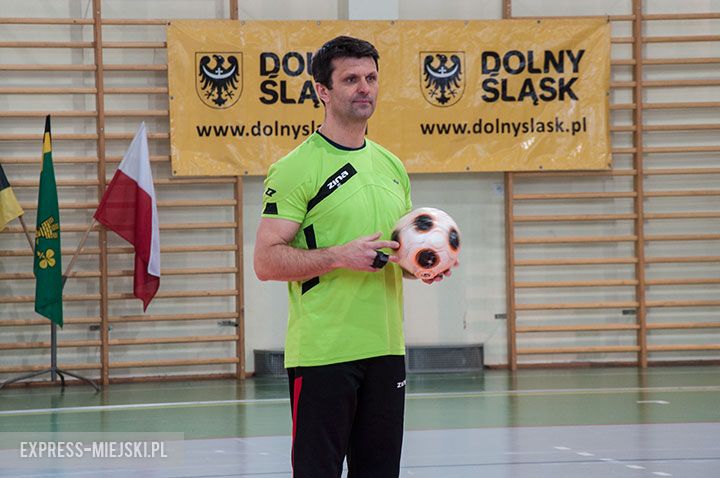 Pierwszy dzień zmagań samorządowców w halowej piłce nożnej