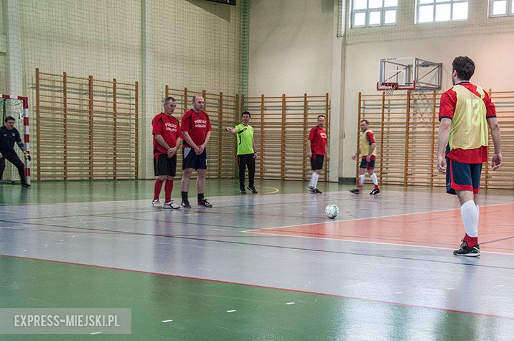 Pierwszy dzień zmagań samorządowców w halowej piłce nożnej