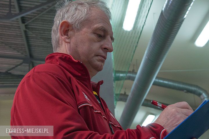 Pierwszy dzień zmagań samorządowców w halowej piłce nożnej